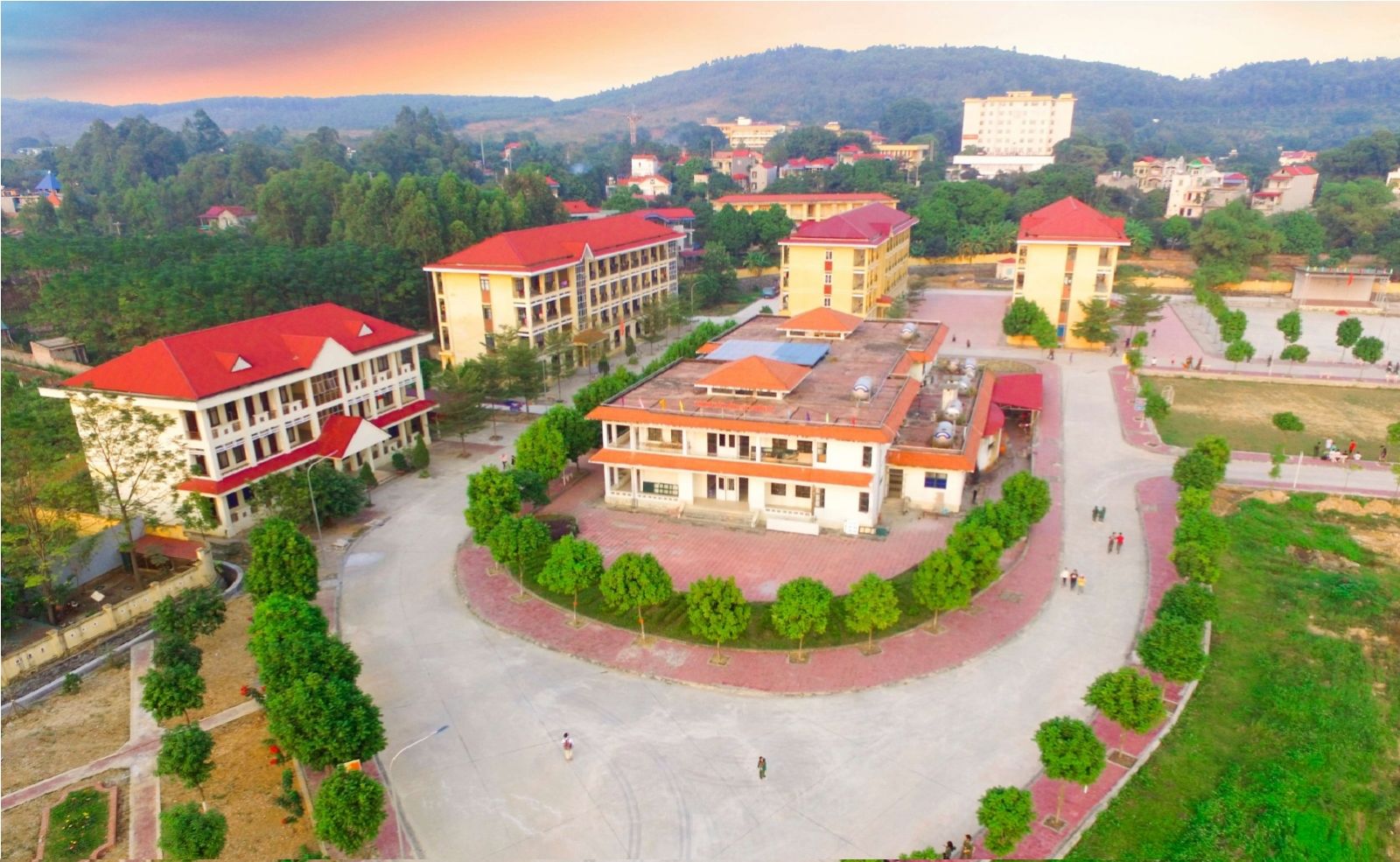 Khuôn viên trường ĐH BÁCH KHOA ĐÀ NẴNG